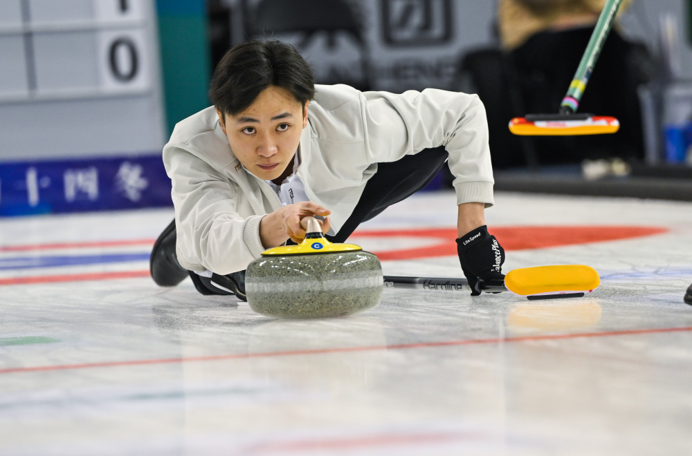 5月14日,山西队选手孟天宇在比赛中掷壶.新华社记者 刘磊 摄