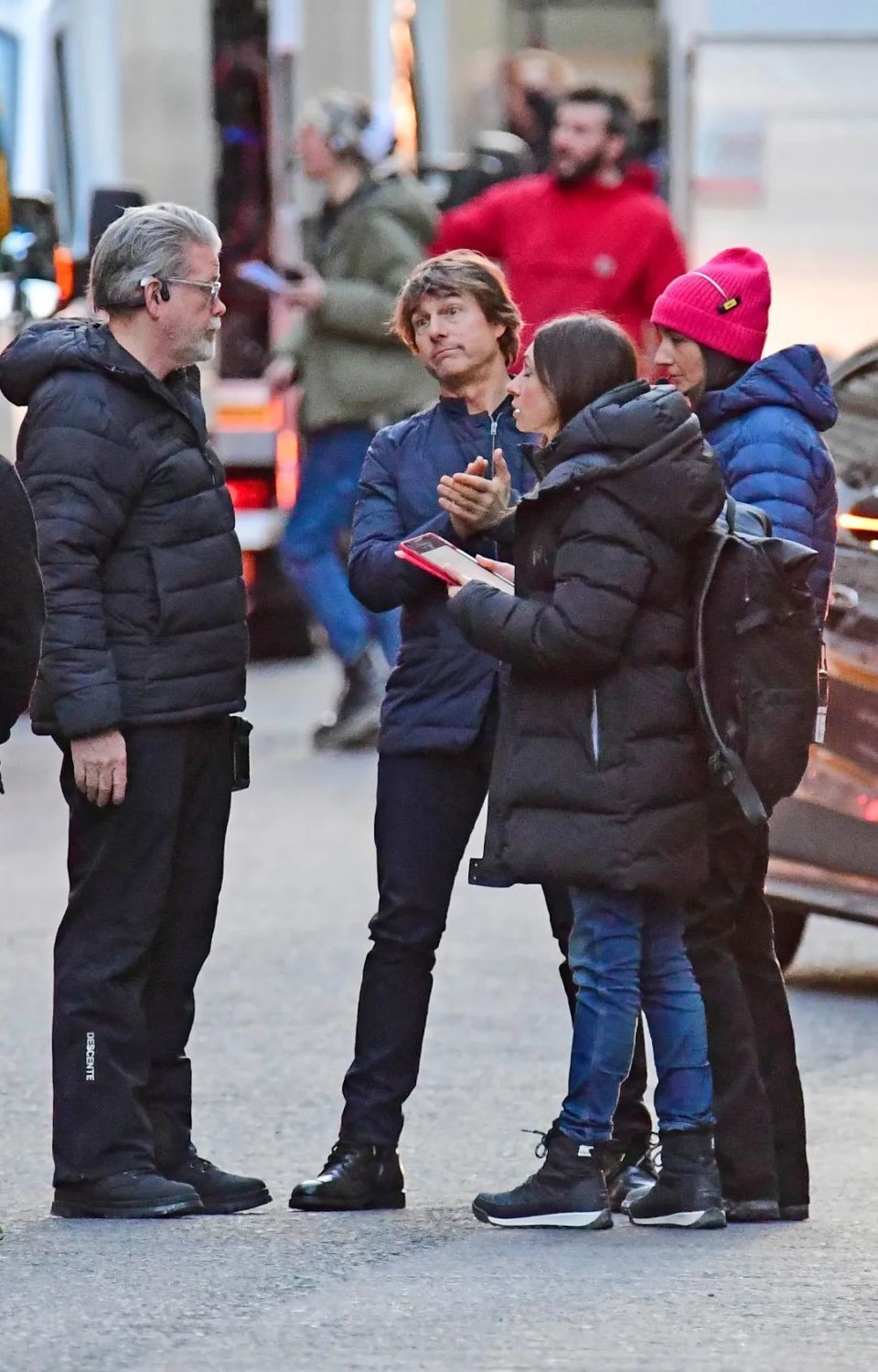 阿汤哥竟然当街下跪 《碟中谍8》伦敦片场照曝光