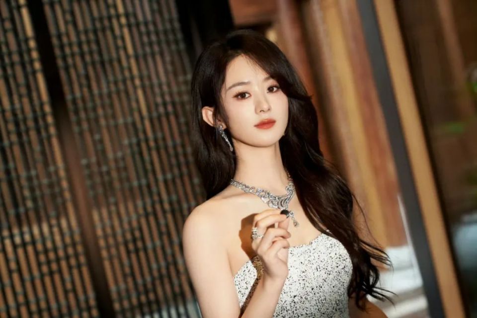 圆脸不能靠遮,赵丽颖的露耳发才是正解!_腾讯新闻