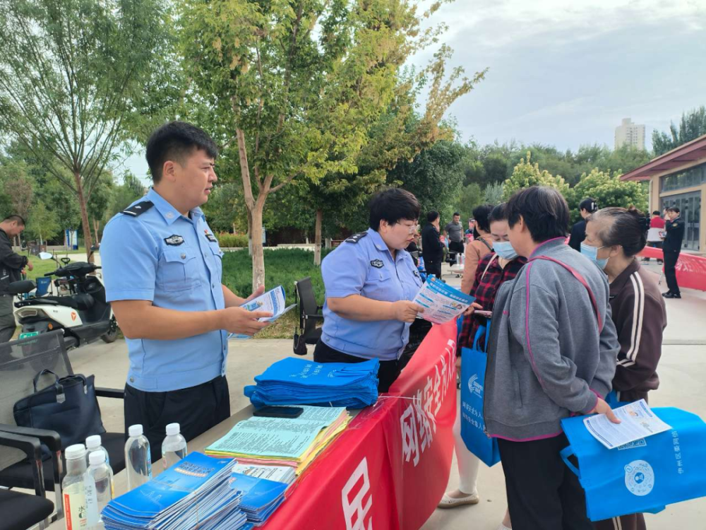 哈密市公安局组织开展网络安全宣传周"法治日"宣传活动