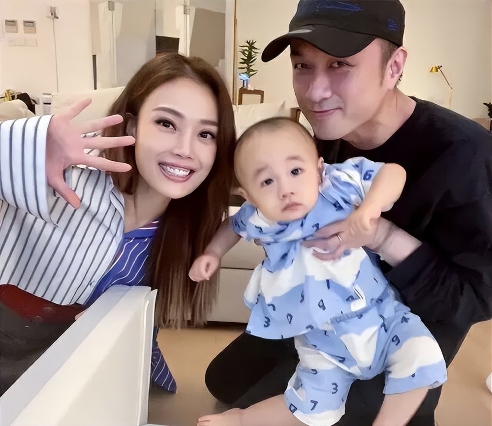 古巨基庆祝结婚9周年!晒一家三口甜蜜亲吻照,3岁儿子越发可爱插图8
