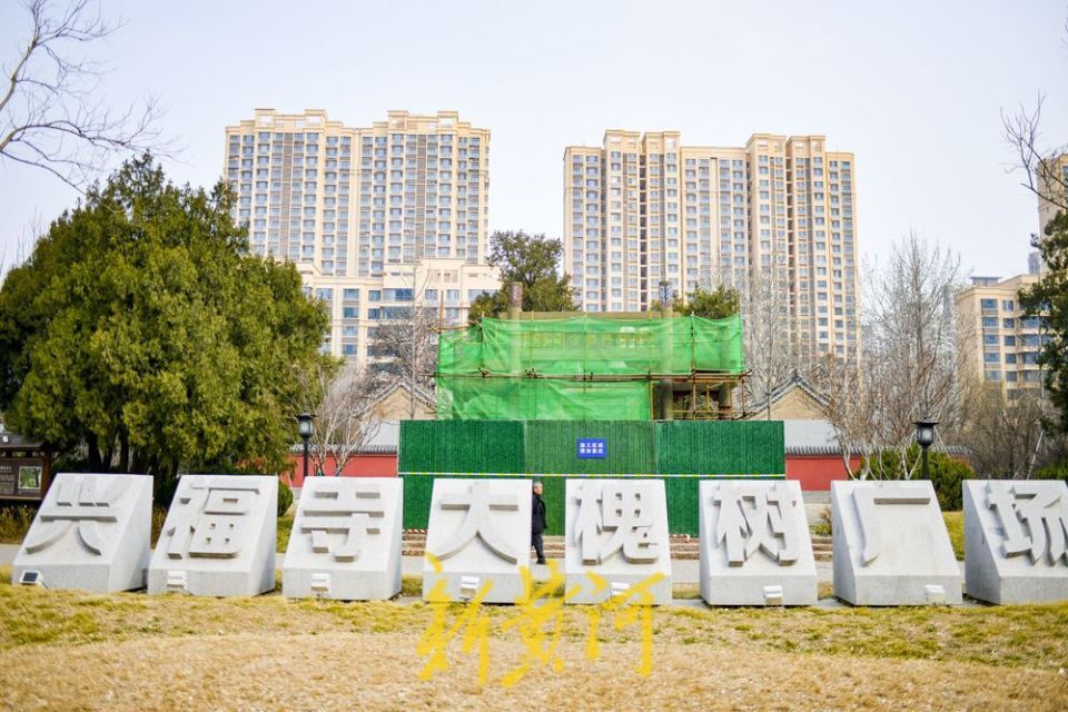 济南一千年古刹门前木制牌坊重新修缮