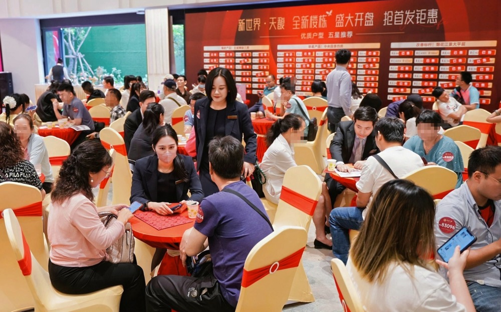 此消息一出,项目五一当天的售楼部立即爆满,单首日就成交了7套千万级