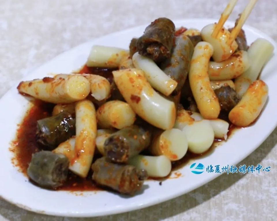 发子色泽暗红,面肠通体白净,配以鲜红的辣椒油,色泽亮丽,风味独特.