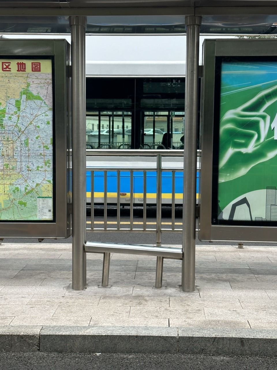 北京市内的公交车站座椅在建设之初