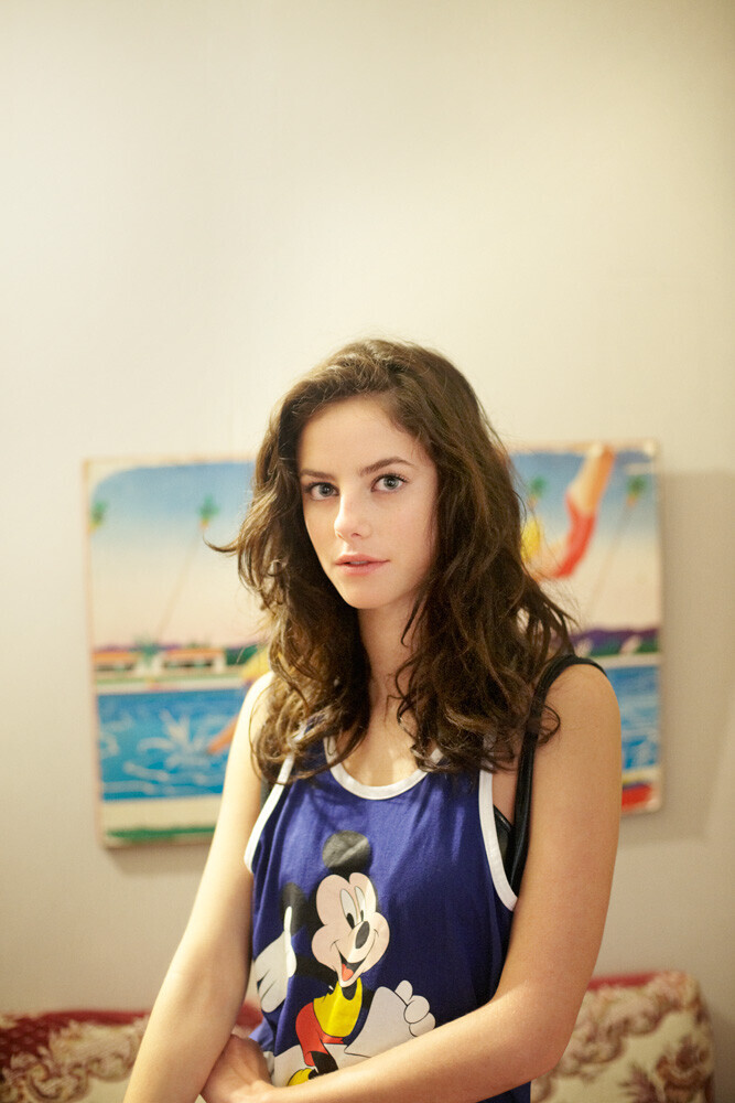 生涯:卡雅·斯考达里奥是英国演员,模特,因在英剧《皮囊》中饰演effy