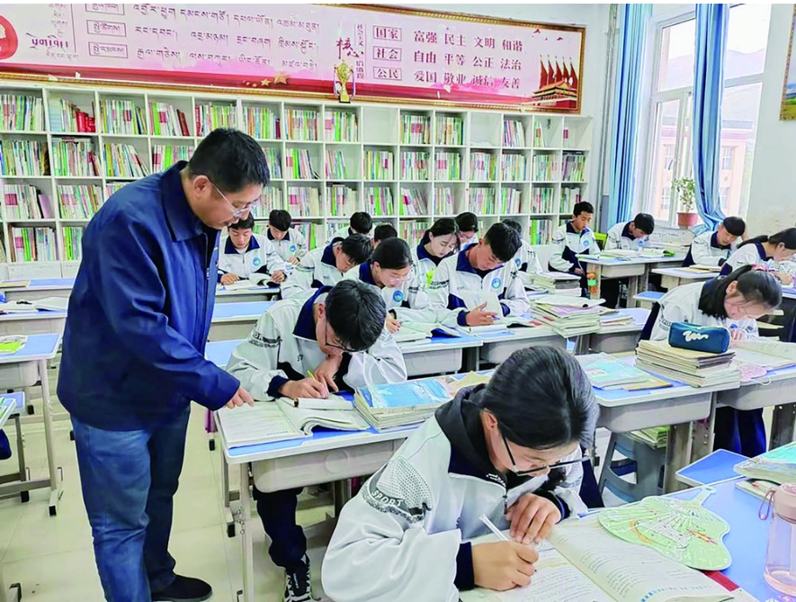 一致,口号铿锵,朝气蓬勃的身影展现出当代中学生昂扬向上的精神风貌