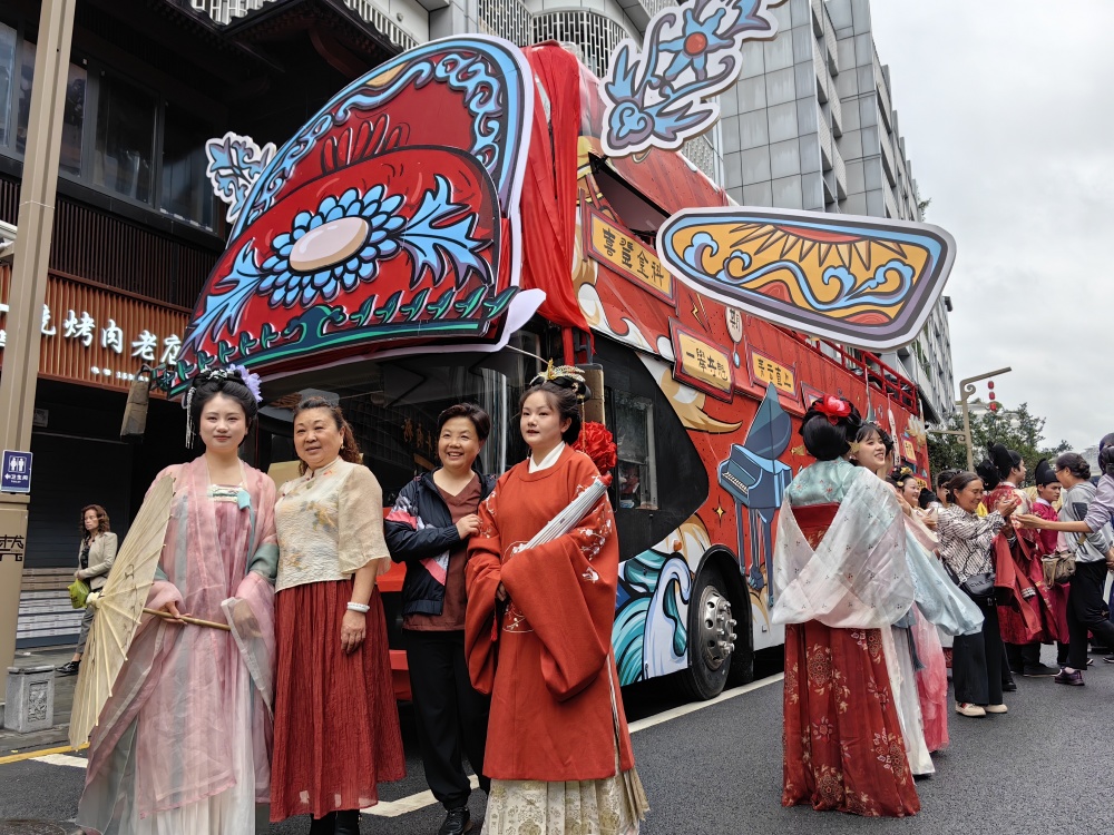 ,贵阳弹起等彩绘标语和"共享钢琴"彩绘图案,二楼则摆上乐器和设备