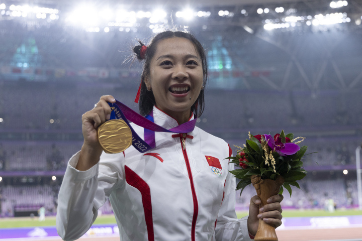 组图:女子百米飞人葛曼棋摘金 颁奖仪式上与观众互动