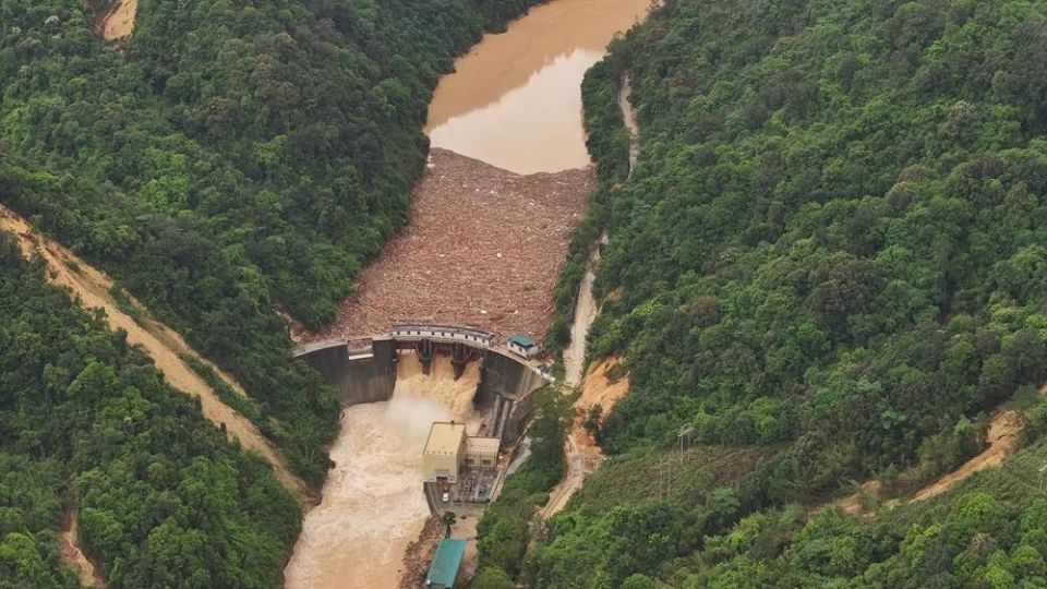 直升机出动,韶关救援一线直击丨交警冒雨护考丨新丰明日停课