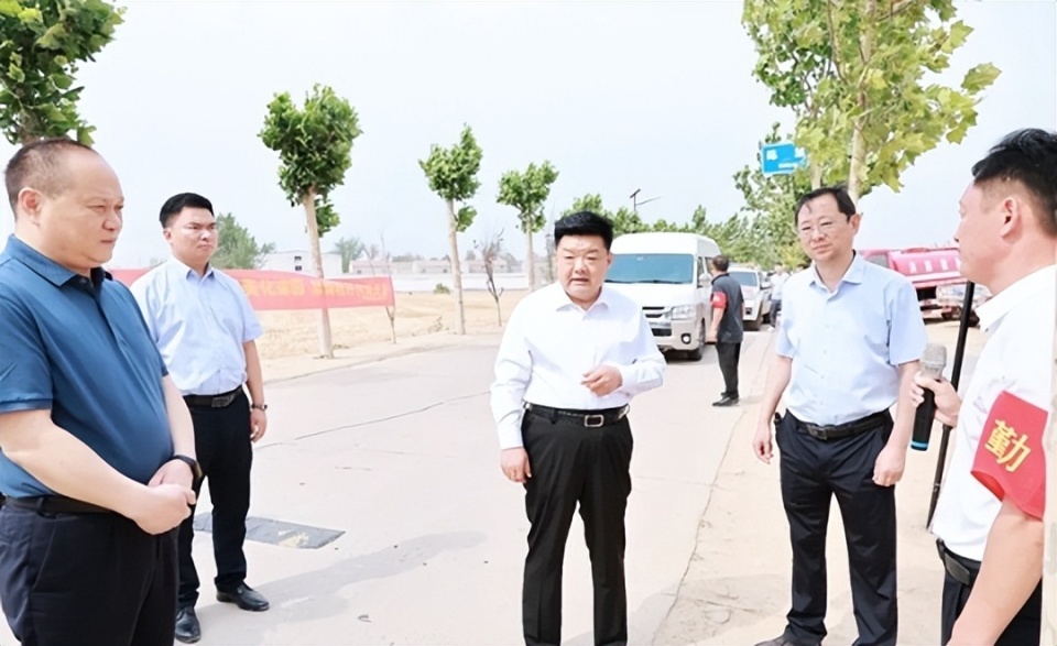 张峰先后到高铁东站地区陈集村,四倒楼村,周集乡冯庄南执勤点等处调研