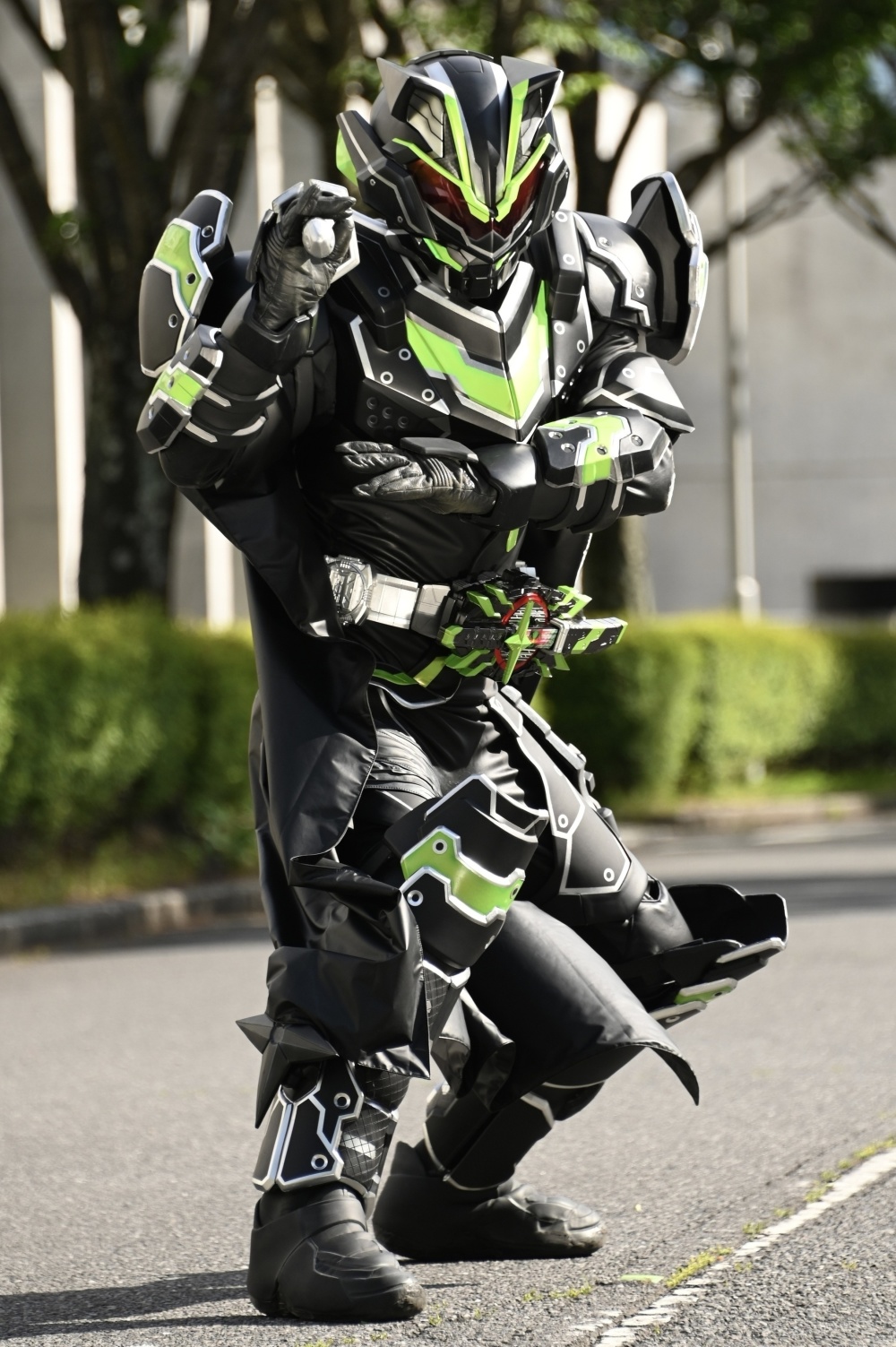 假面骑士太狸将军形态官方皮套图手持帅气武士刀的暗黑大将军