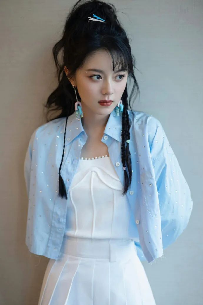 赵今麦选择粉蓝衬衫搭配纯白高腰裤,并配以俏皮的发型,这样的穿搭组合