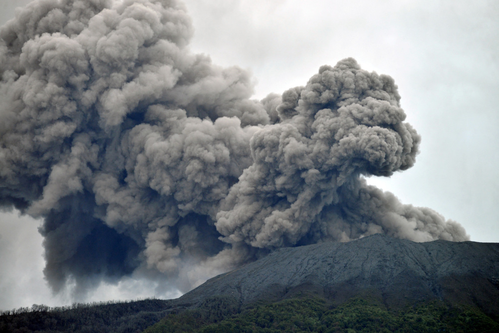 印尼火山喷发已致至少11人死亡