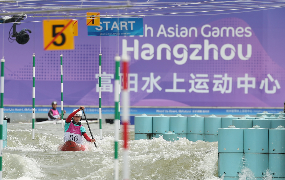 皮划艇激流回旋黄娟晋级女子单人划艇半决赛