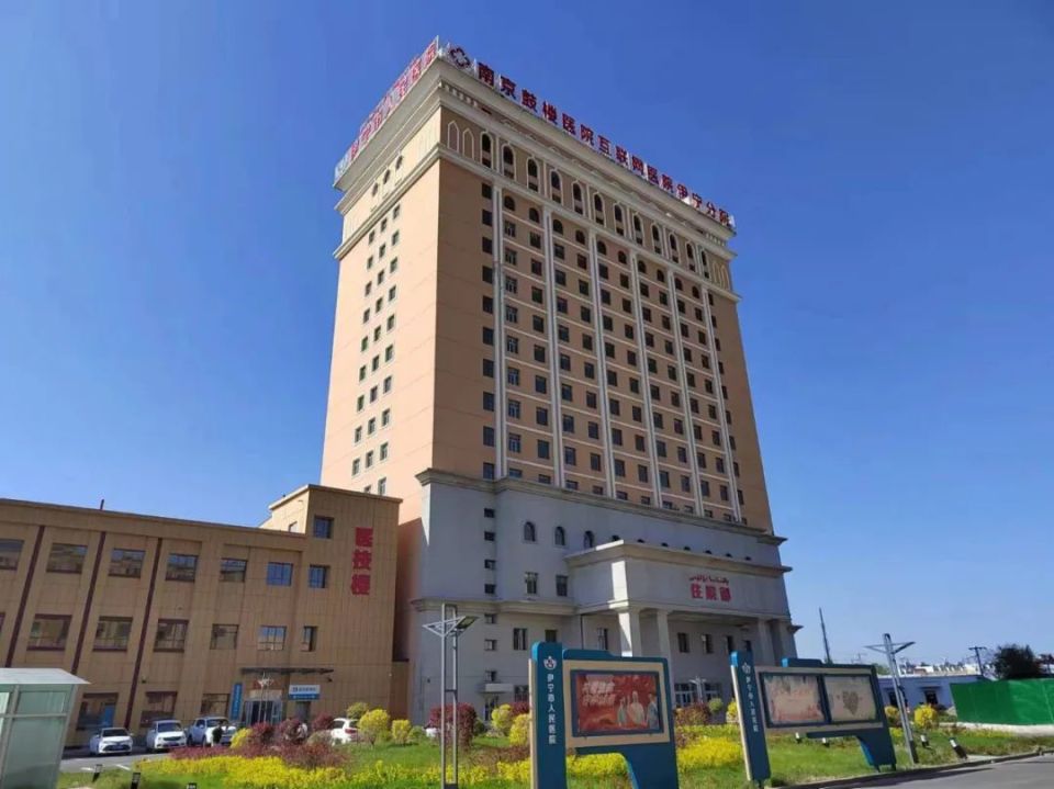 5月8日,伊宁市人民医院心血管内科援疆专家张晓峰在给一名病患进行