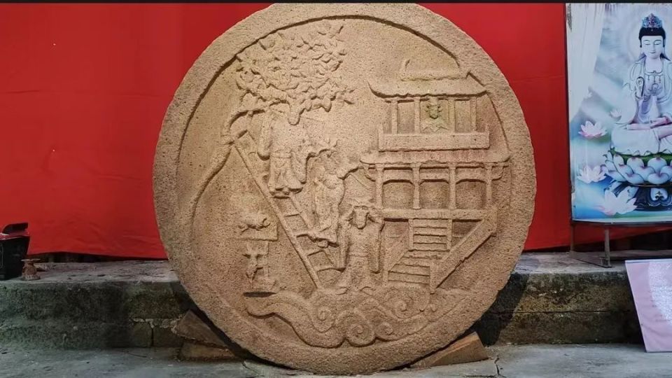 蟾宫折桂的意思就是攀折月宫桂花,科举时代比喻应考得中;引申为获得