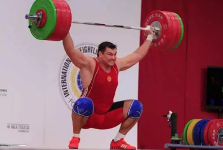 举重也是从职业大力士领域中分离出来的,过去大力士们通过举起汽车