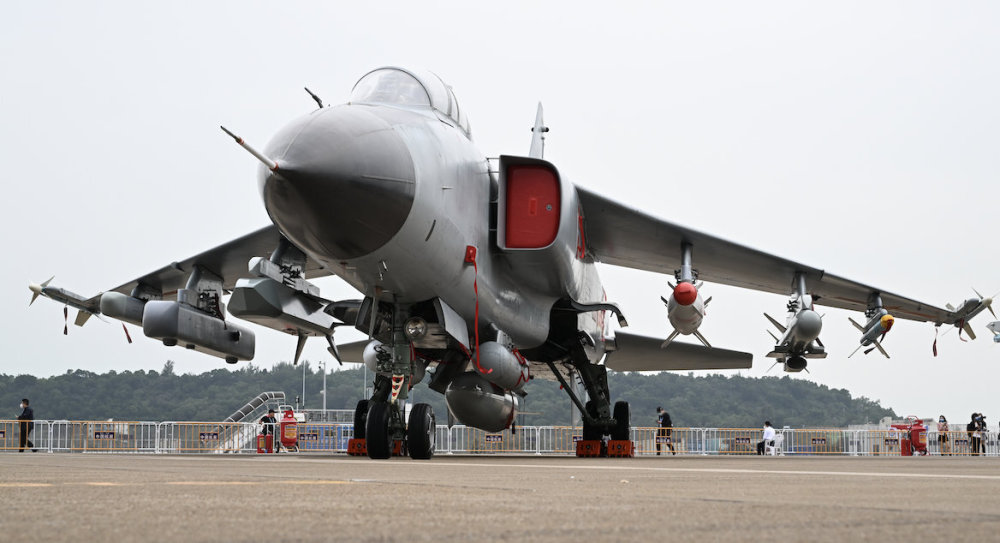 图片:歼轰-7a2战斗轰炸机搭载多种远程空对地弹药.