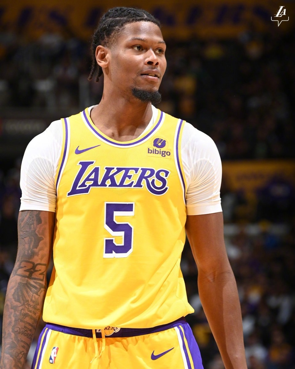 领袖里夫斯詹皇回到更衣室安慰雷迪什那是个好球下次绝杀还让你来投