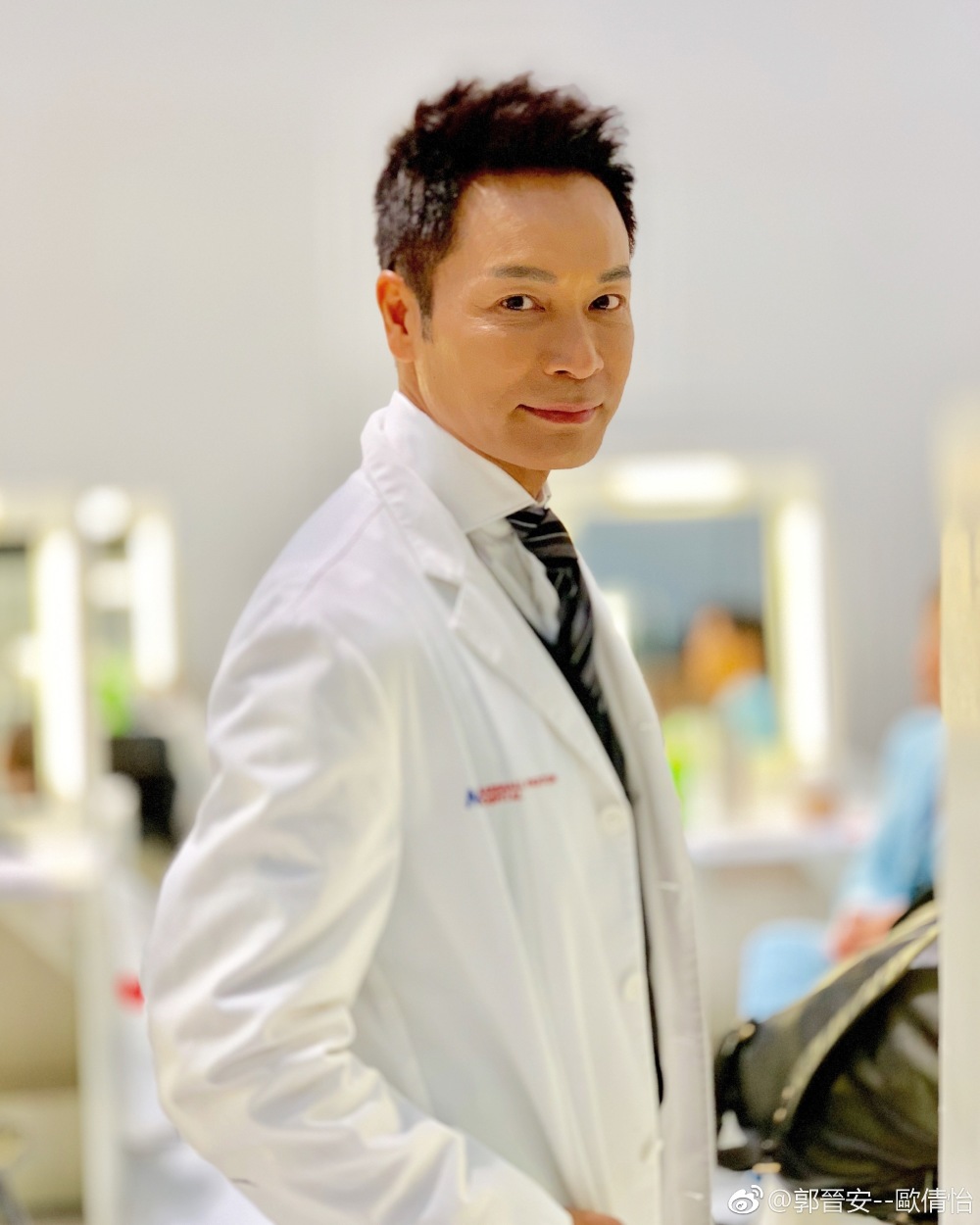 虽然58岁的郭晋安身材还是保持得很好,很清瘦挺拔,但脸部非常僵硬不