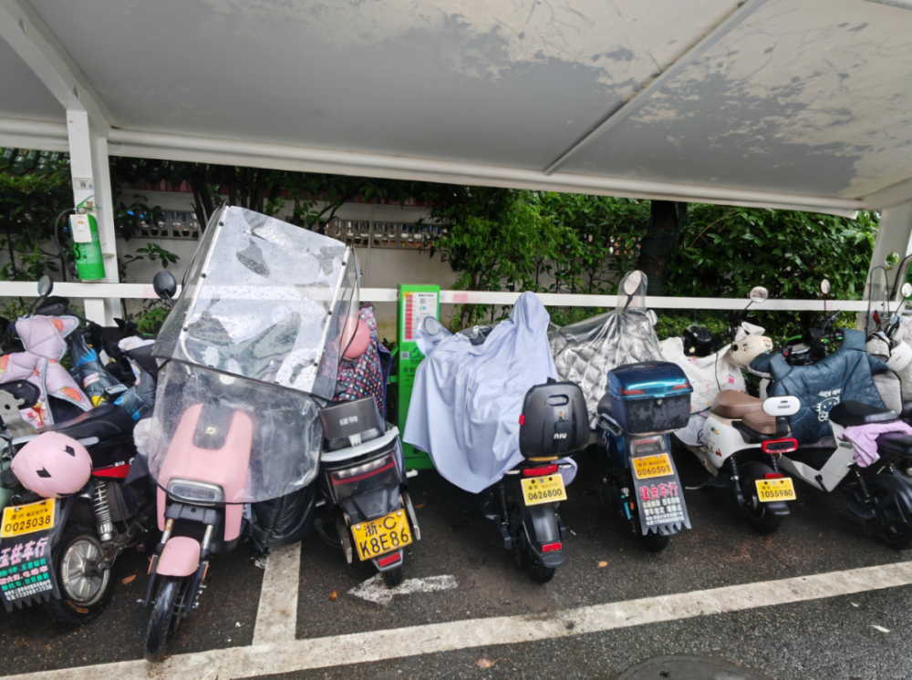 院内户外设有1套充电桩,是本院的电动自行车智能充电设备,支持7辆车