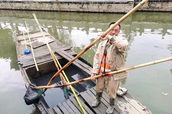 吴田要培壅,河泥粪可成.罱如蚬壳闭,张吐船随盈.