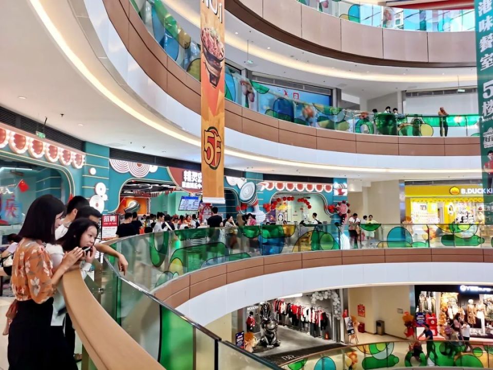 在韶关摩尔城购物中心,众多市民前来购物消费