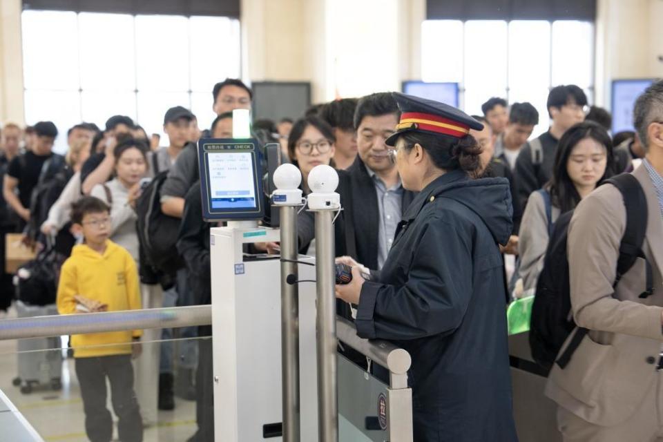 “五一”假期，青岛站预计发送旅客127万人_腾讯新闻