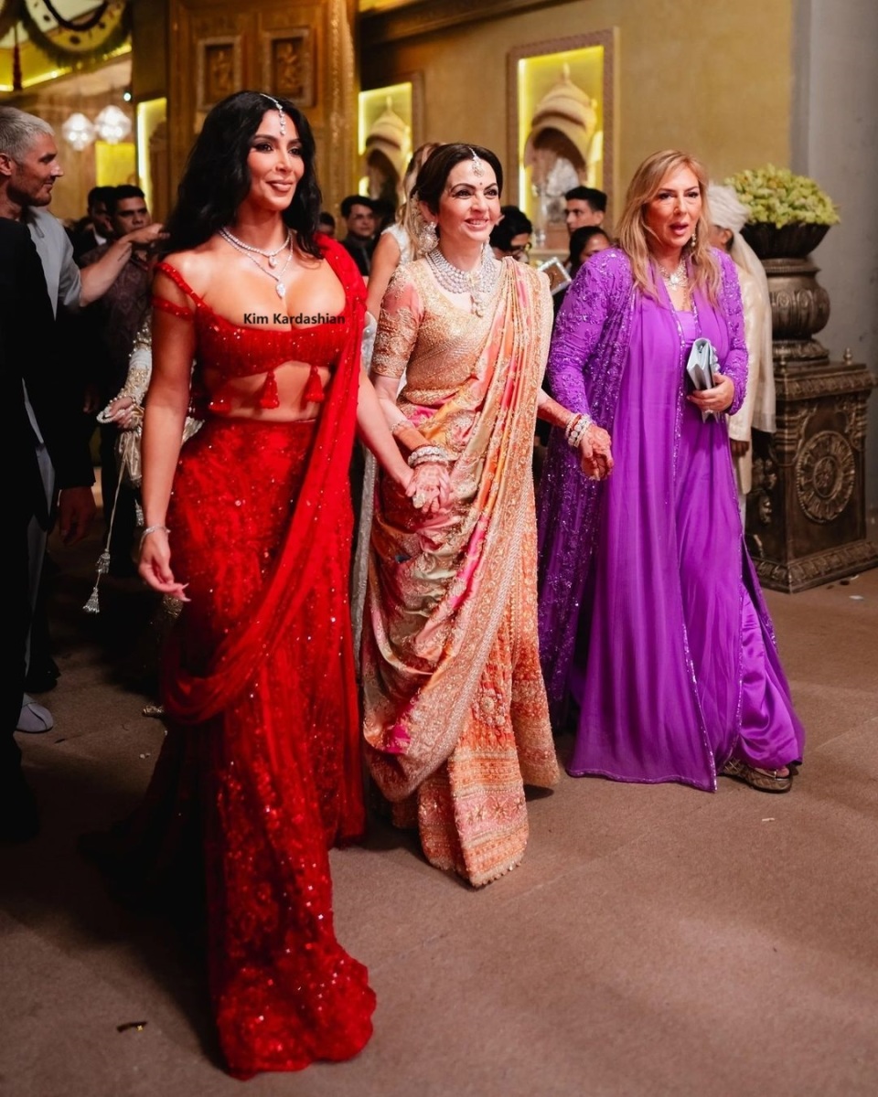 印度首富之子和卡戴珊热聊,真人秀女星被视为贵宾,但身着红裙遭抨击