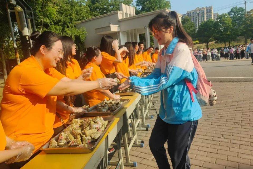 寿县中学举行端午节助力高考活动