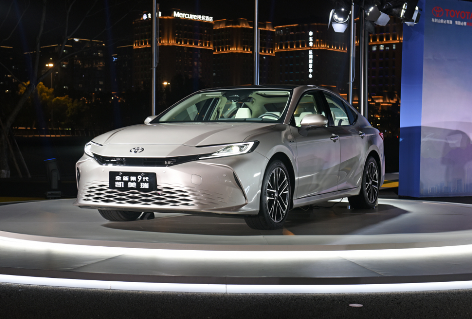 新款丰田凯美瑞2.5l混动版上市:售价21.98-25.98万元