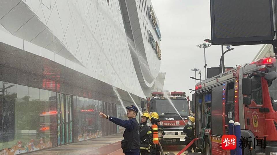 预防为主生命至上南京铁警开展119消防宣传日活动