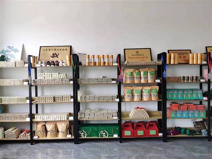 "西罗园村"艾上南山"艾草生态产业基地负责人刘吉伟说,"重点在加工