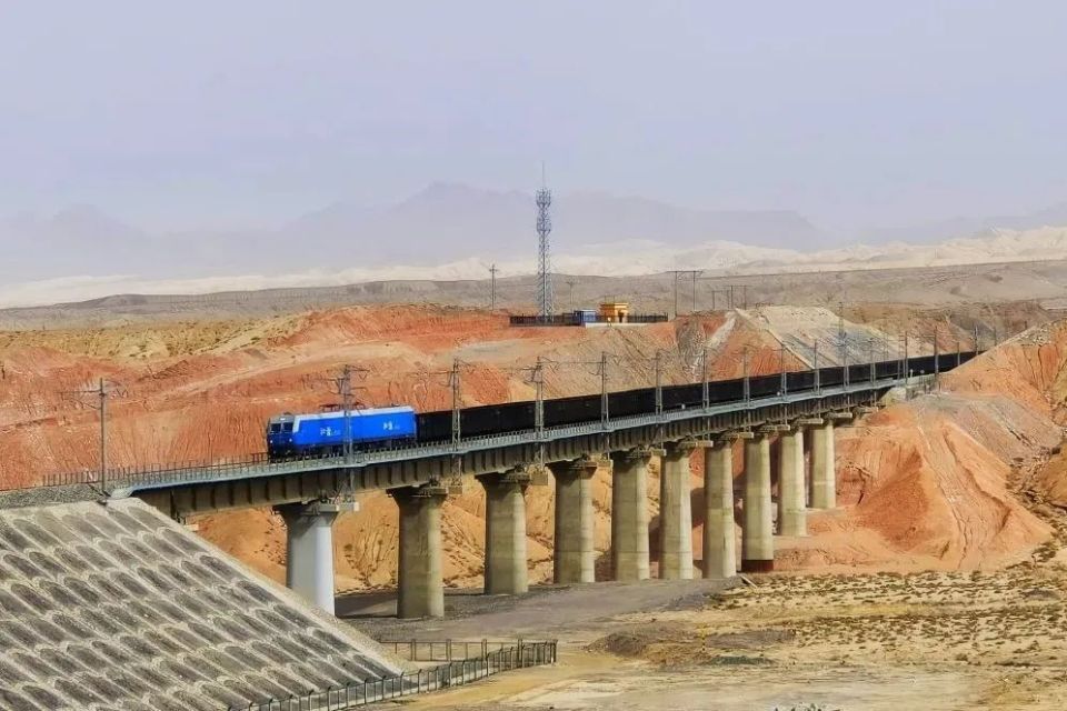 新疆首开经格库铁路进出疆快速旅客列车_腾讯新闻