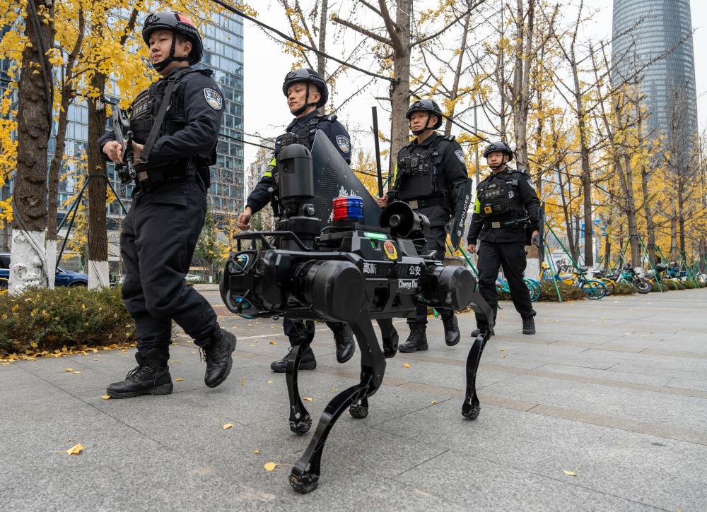 四川成都:智能巡防新亮点 警用机器狗上岗巡逻