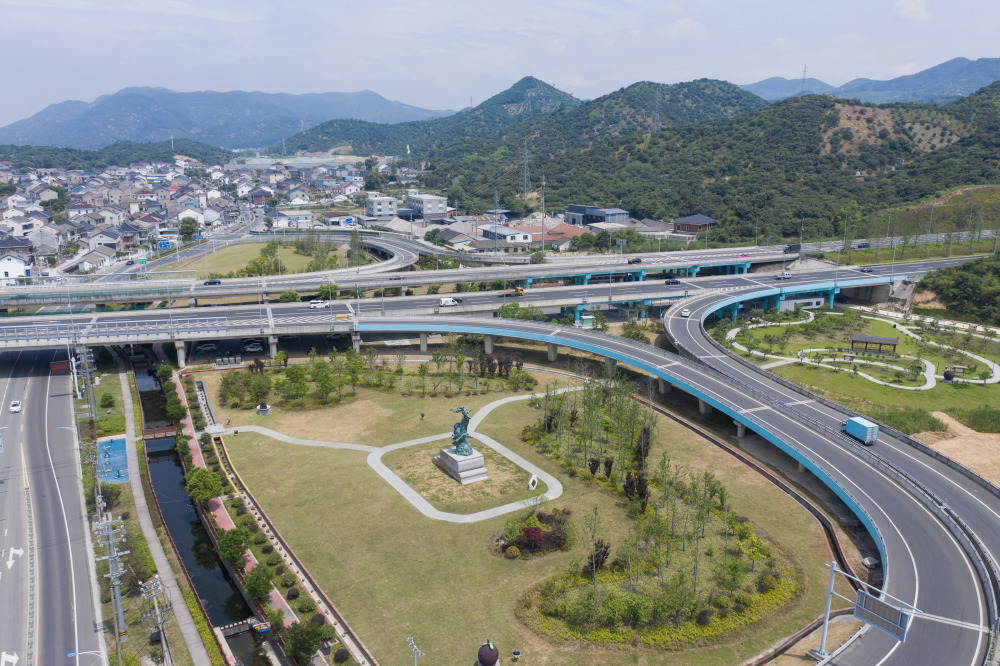 新华社记者 徐昱 摄5月22日,在慈溪市横河镇胜路高架梅园互通休闲公园