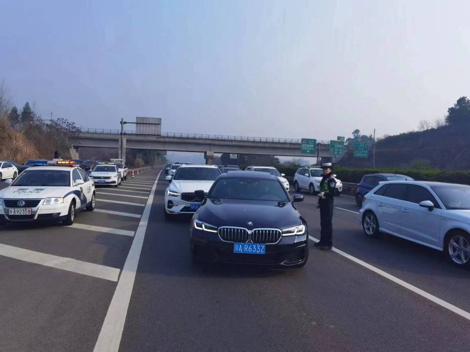 回城方向福洪枢纽段,仓山至冯店段车流量较大,车多缓行;g5京昆高速(成