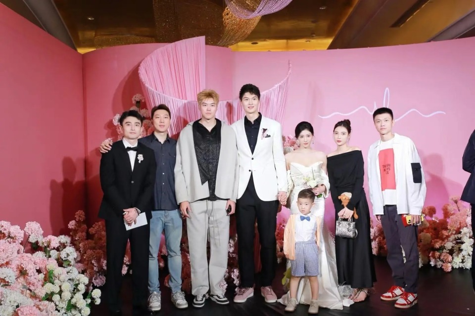 董瀚麟晒王哲林婚礼同框小两口:有人说这照片像我和大王婚礼_腾讯新闻