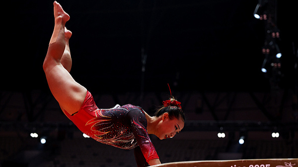 体操世锦赛｜26岁老将邓娅兰输给了压力，但中国体操女队的变革尝试不该中止