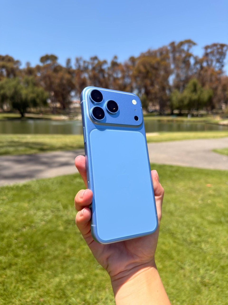 苹果 iPhone 18 Pro Max机模曝光：深樱桃色、浅蓝、深灰颜色亮相_腾讯新闻