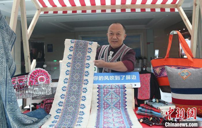 云南屏边苗族刺绣:绣出幸福秀到国外