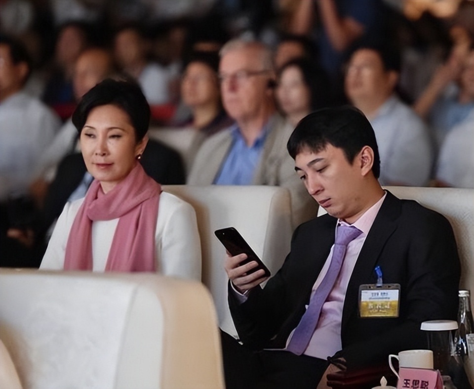 王思聪去泰山搞投资项目规模达37亿一身休闲装与当地官员合影