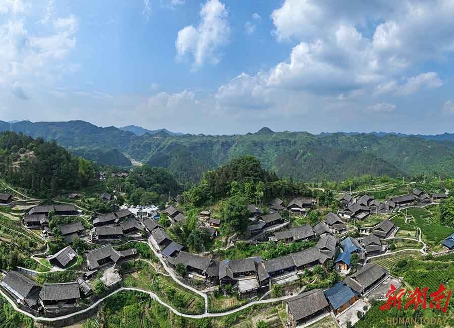 夯坨村是己略乡最偏远的村,如今随着x077旅游公路通车,夯坨村与保靖县