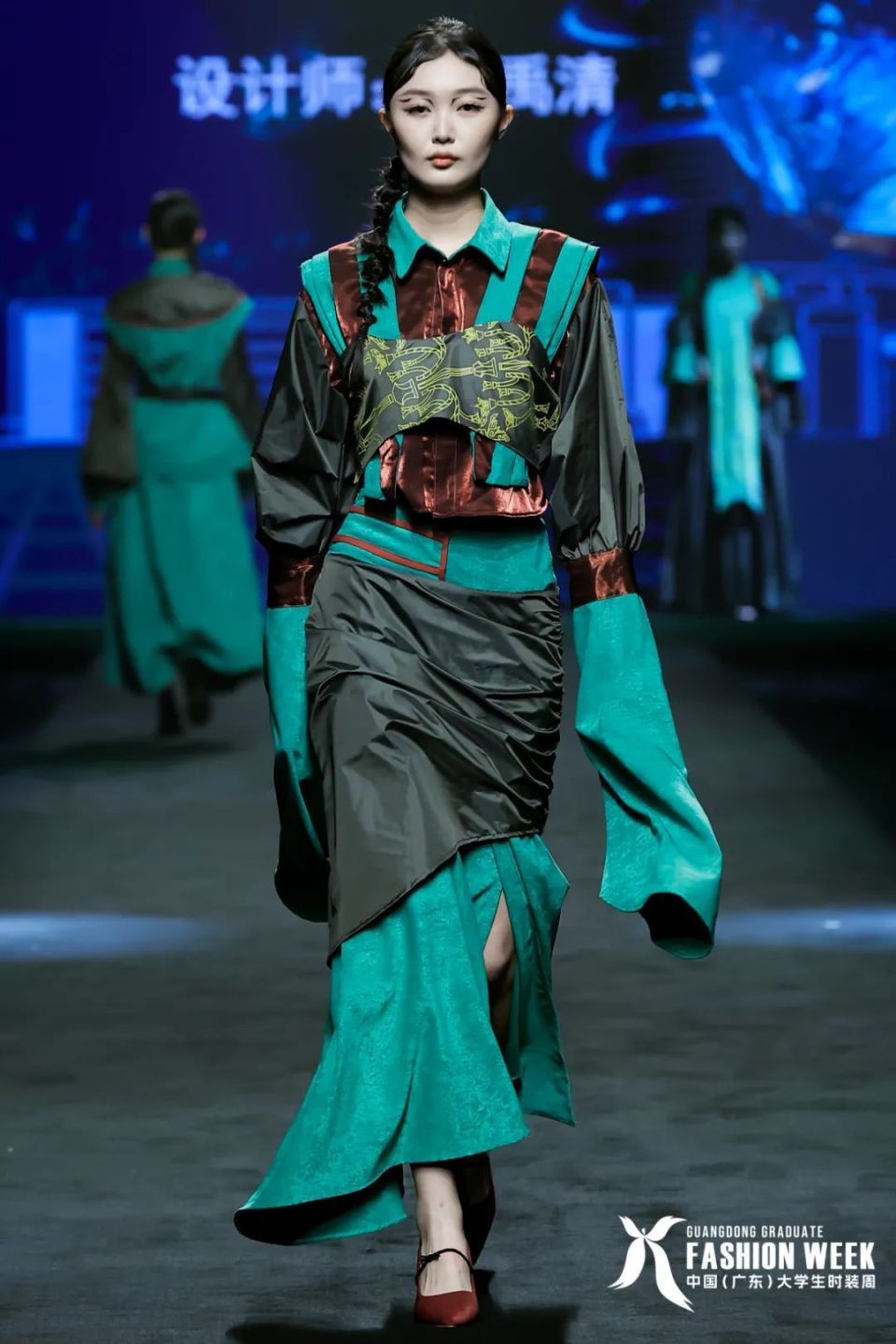 毕业展以"时光织绘"为主题,通过服装设计作品展现了学生们大学四年的