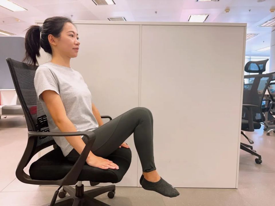 别强求「把背挺直」了！5个动作练出脊柱健康曲度_腾讯新闻