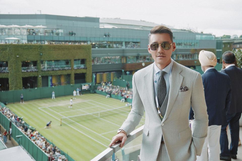 胡兵受邀出席温布尔登网球赛,穿搭时尚成看台亮点