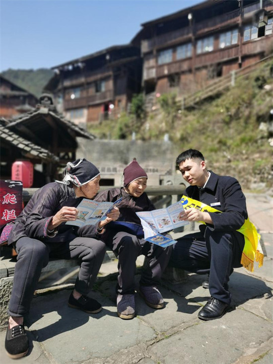 建行怀化市分行走进侗族古寨,为少数民族老人普及反诈小妙招.