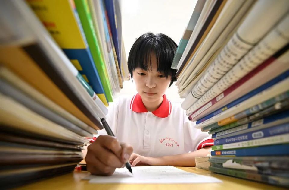 在河北省邯郸市峰峰第一中学,即将参加高考的高三学生在上晚自习