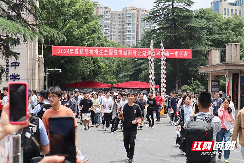 组图︱直击高考首日 郴州4.27万名考生奔赴考场